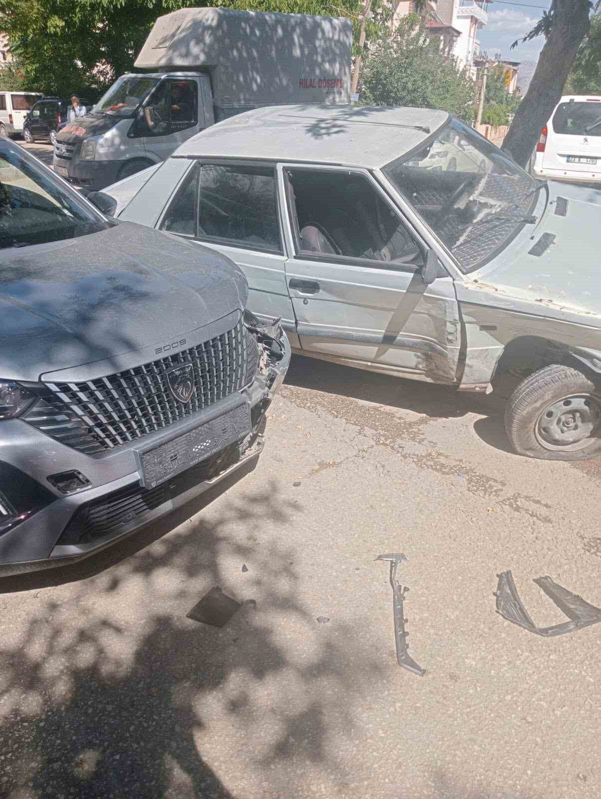 Elazığ’da iki otomobilin çarpıştığı kaza da maddi hasar meydana geldi.