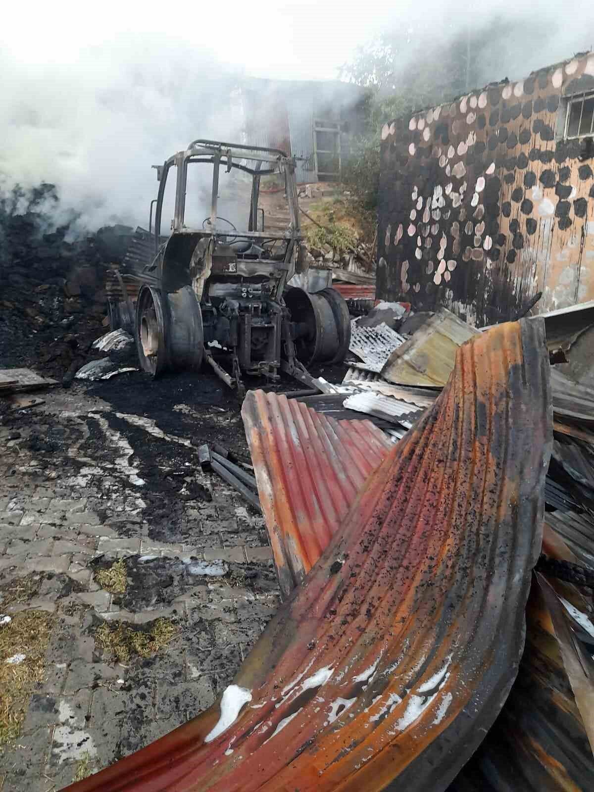 Elazığ’ın Kovancılar ilçesinde park halindeyken alev alan traktör kullanılamaz hale