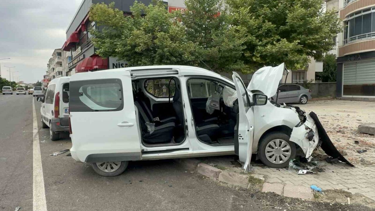 Elazığ’da 4 aracın karıştığı zincirleme trafik kazasında, 3 kişi yaralandı.
