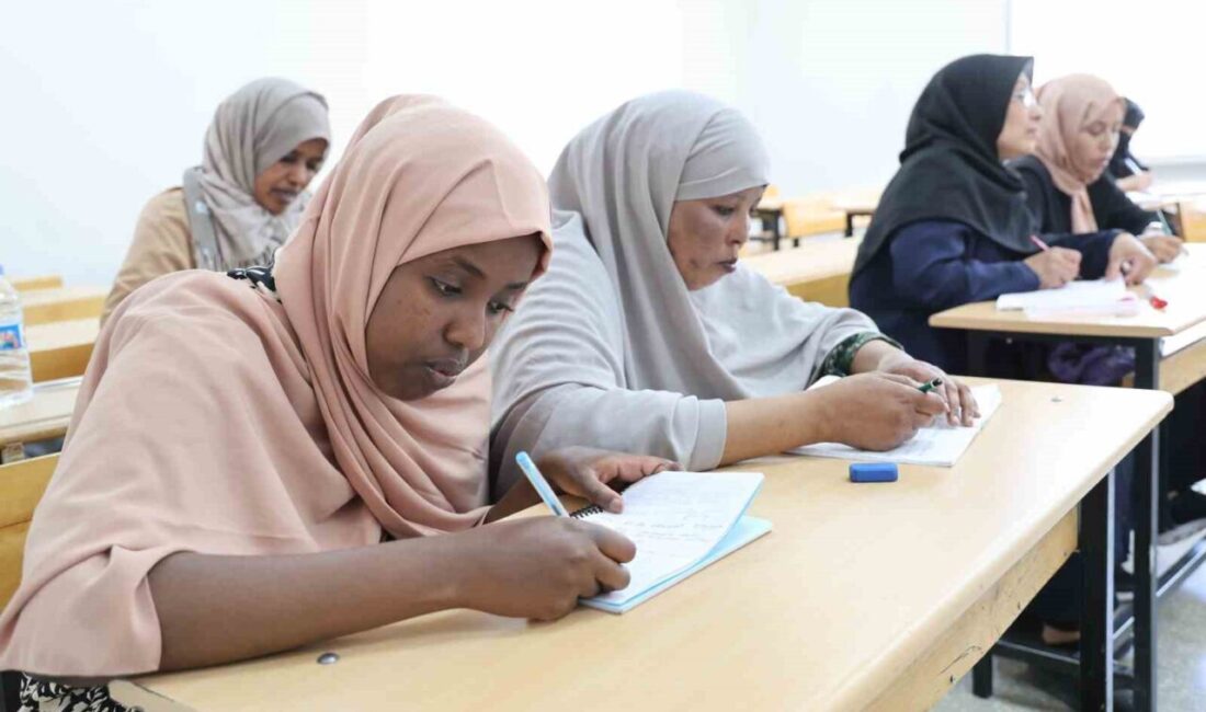 Elazığ’da yaşayan yabancı uyruklu vatandaşlar, Halk Eğitim Merkezi tarafından açılan