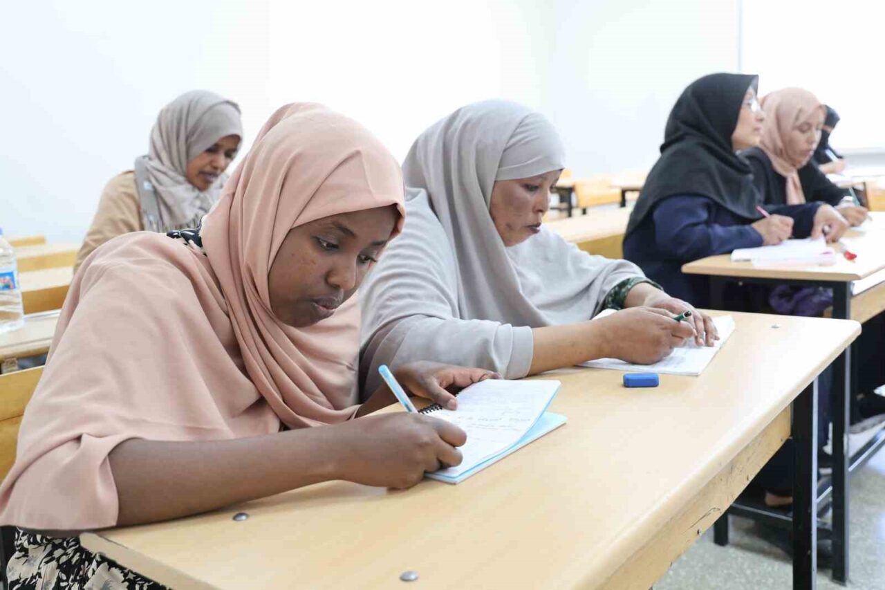 Elazığ’da yaşayan yabancı uyruklu vatandaşlar, Halk Eğitim Merkezi tarafından açılan