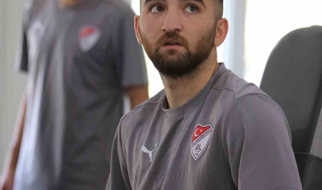 Elazığspor’un, Serik Belediyespor’dan transferi Erkan Eyibil’in, antrenmanda attığı gol izleyenlerin