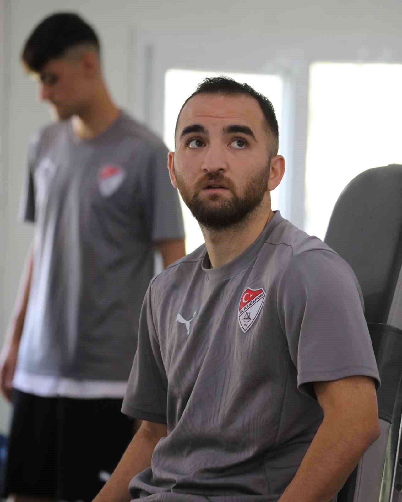 Elazığspor’un, Serik Belediyespor’dan transferi Erkan Eyibil’in, antrenmanda attığı gol izleyenlerin