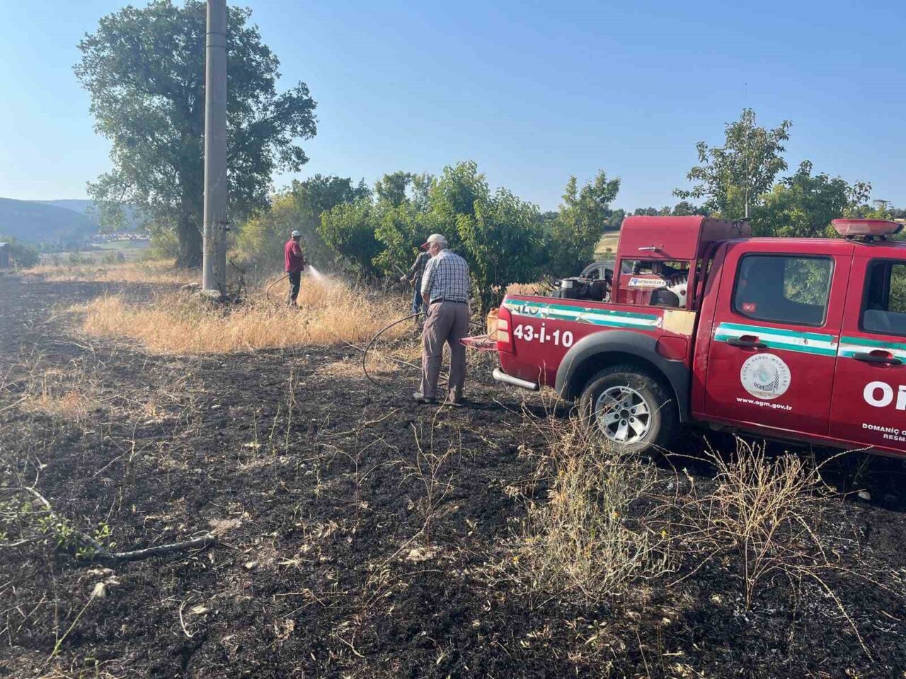 Kütahya’nın Domaniç ilçesinde çıkan anız yangını, orman ve itfaiye ekiplerinin