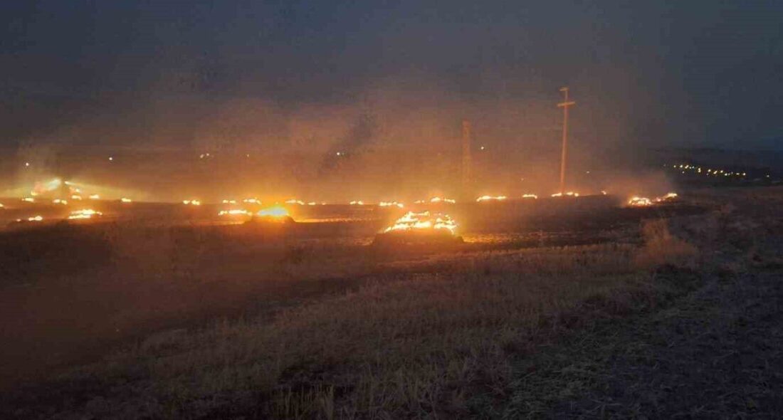Ankara’nın Beypazarı ilçesinde elektrik direğinden çıkan kıvılcımlar, 50 dönüm arazide