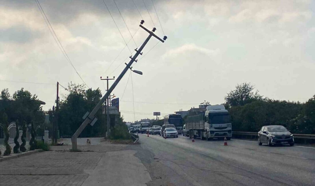 Antalya’nın Serik ilçesinde tırın çarptığı elektrik direğinde devrilme riski oluşunca