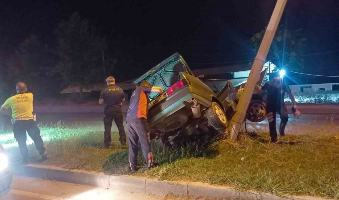 Tokat’ın Erbaa ilçesinde meydana gelen trafik kazasında, refüje çıkan otomobil