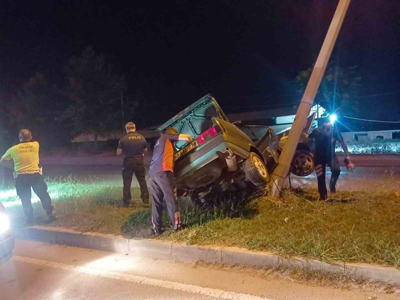 Tokat’ın Erbaa ilçesinde meydana gelen trafik kazasında, refüje çıkan otomobil