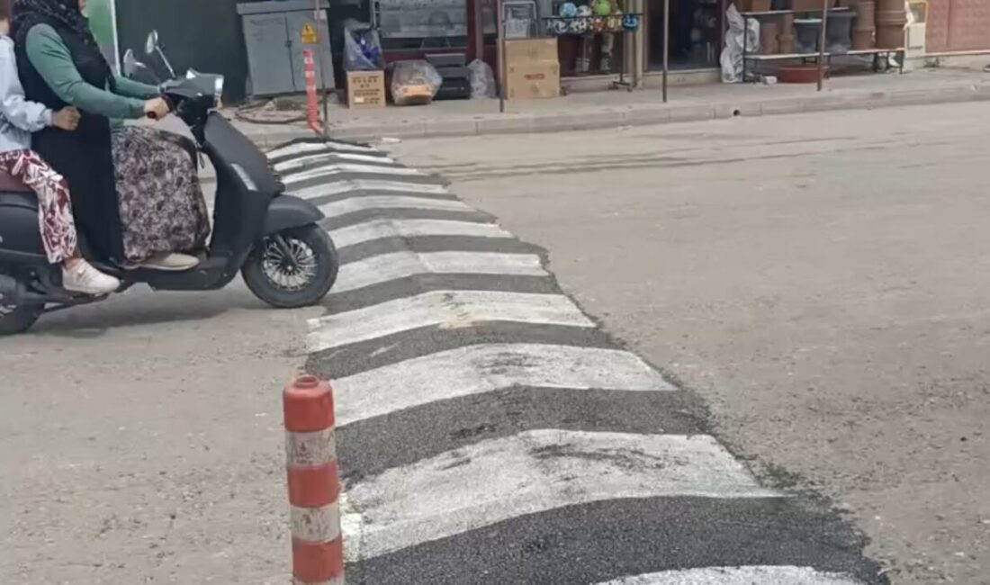 Isparta’nın Şarkikaraağaç ilçesinde, motosiklet sürücüsü belediyenin araç yolundan geçirdiği elektrik