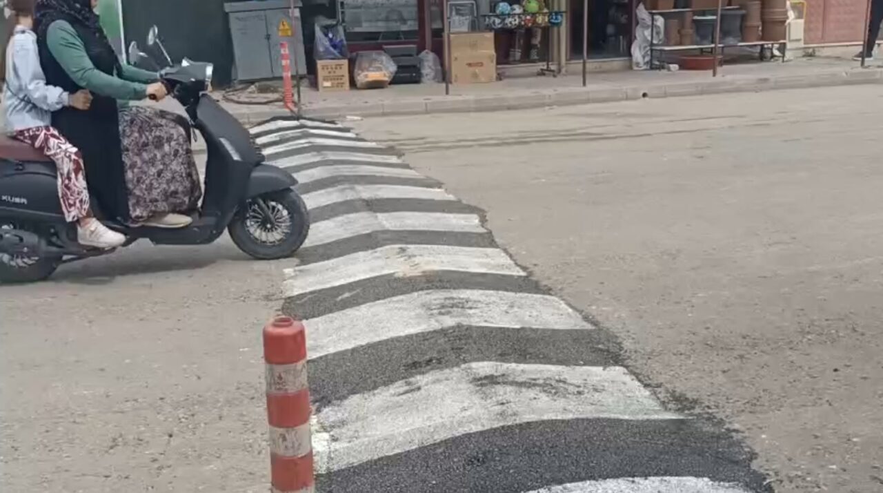 Isparta’nın Şarkikaraağaç ilçesinde, motosiklet sürücüsü belediyenin araç yolundan geçirdiği elektrik