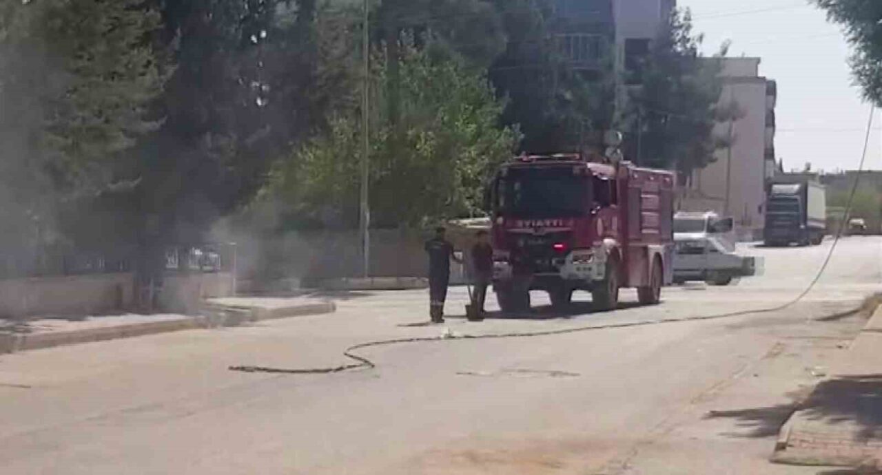 Termometrelerin 45 dereceyi gösterdiği Adıyaman’da elektrik hattı aşırı sıcaklara dayanamadı.