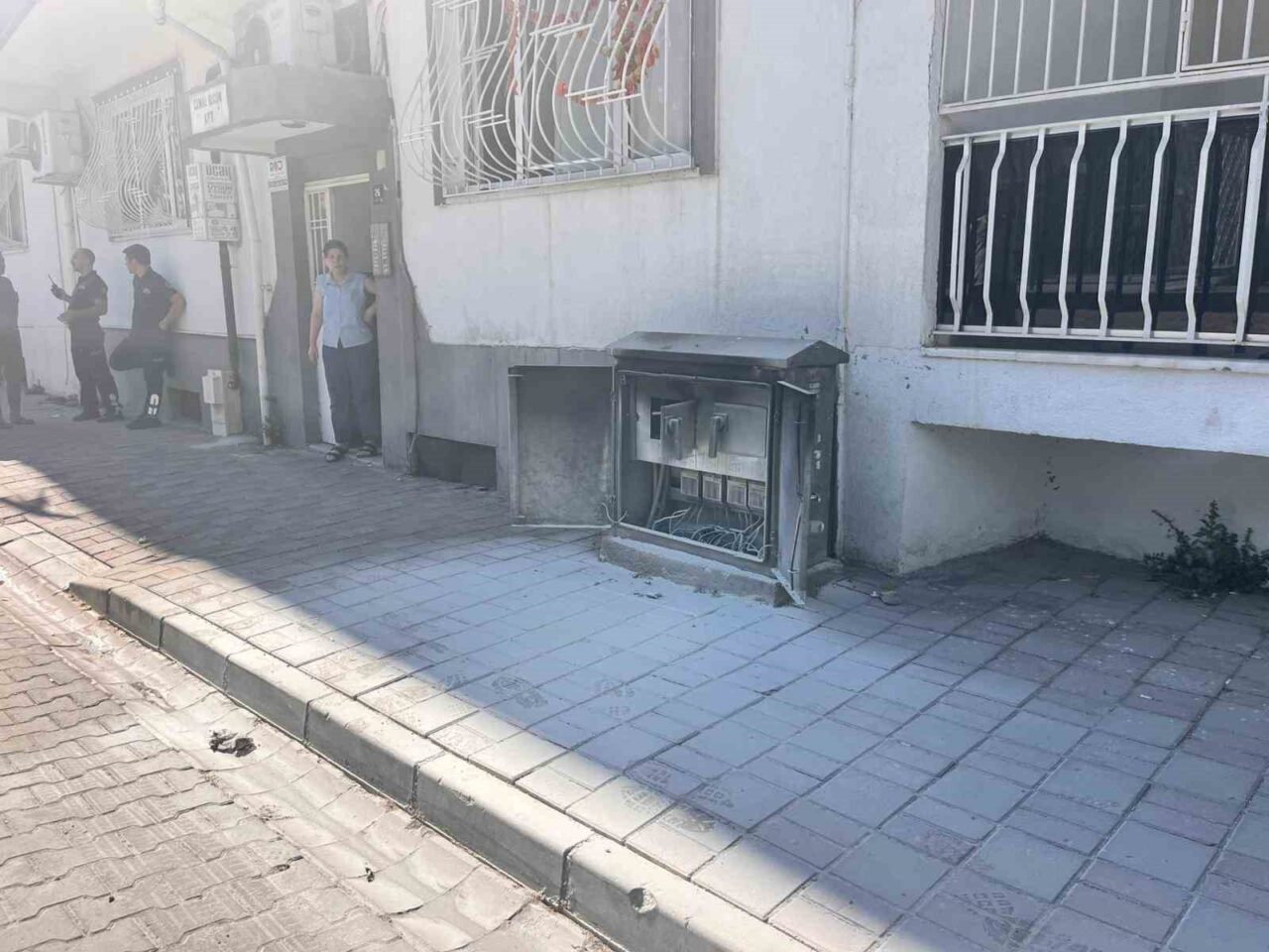 Aydın’ın Efeler ilçesinde kaldırımda bulunan elektrik panosunda çıkan yangın, ekiplerin