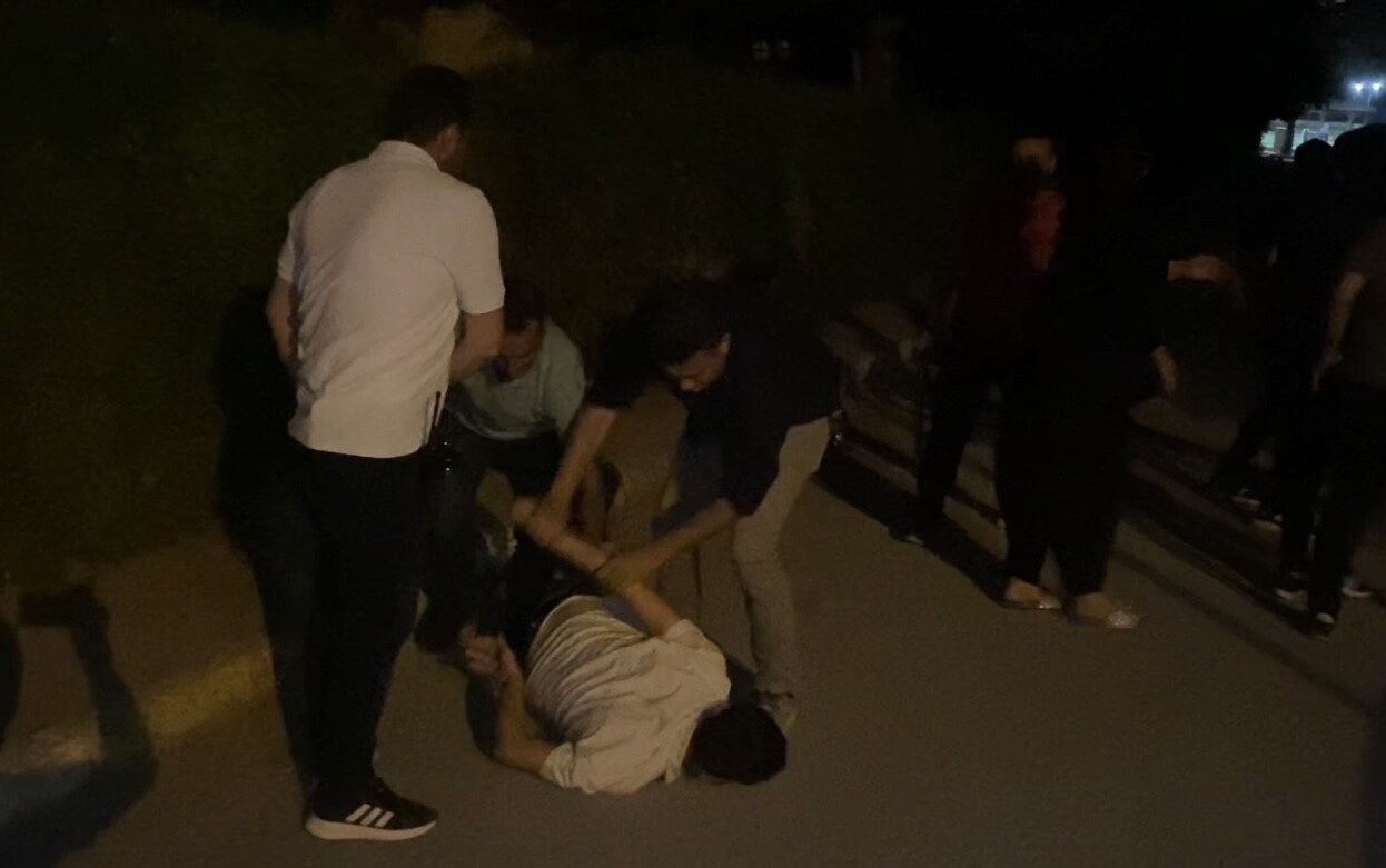 Aksaray’da sokakta vatandaşlara bıçak çekip ailesiyle tartışan genç, polisin biber