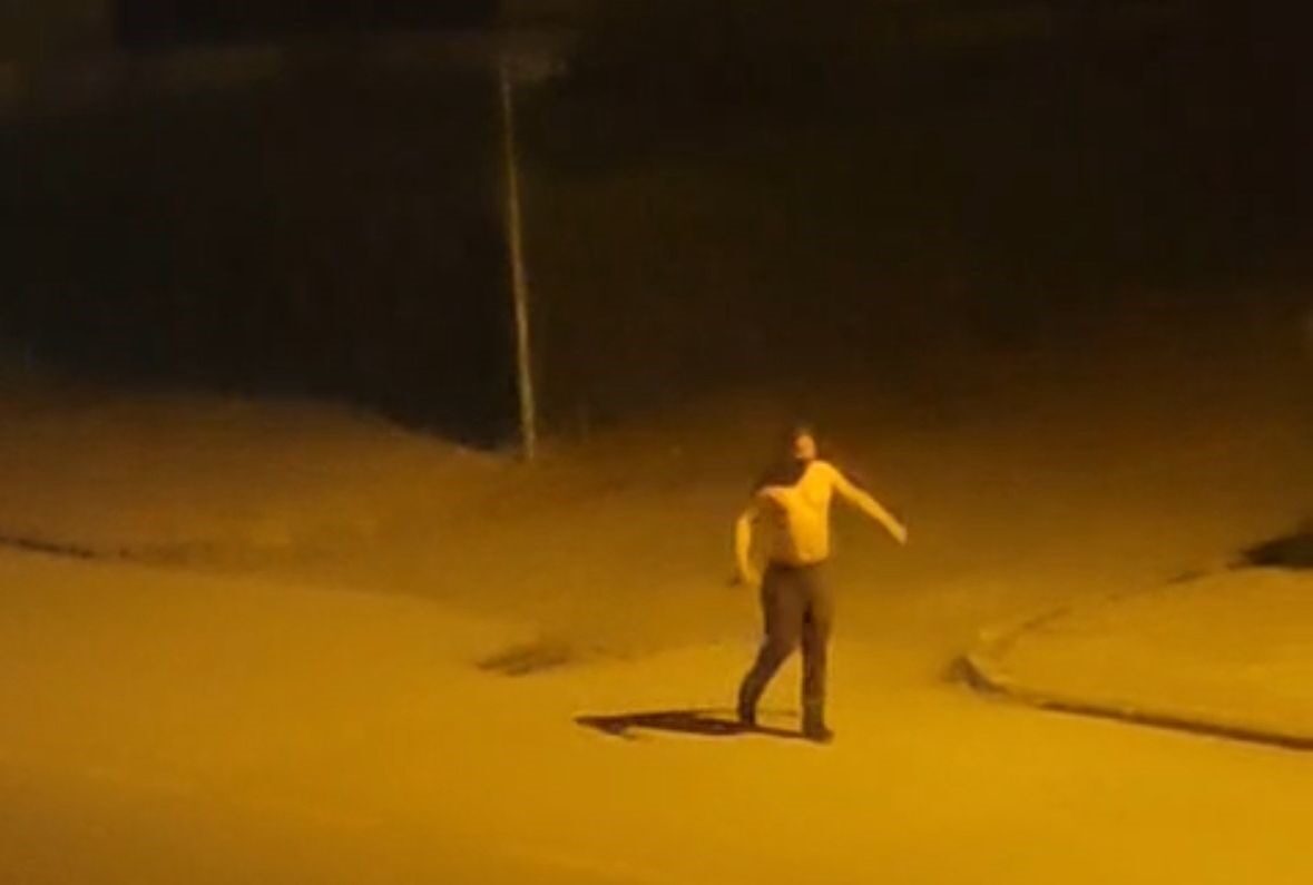 Bolu’da gece yarısı elinde bıçakla bağıran şahıs, mahalleliyi sokağa döktü.