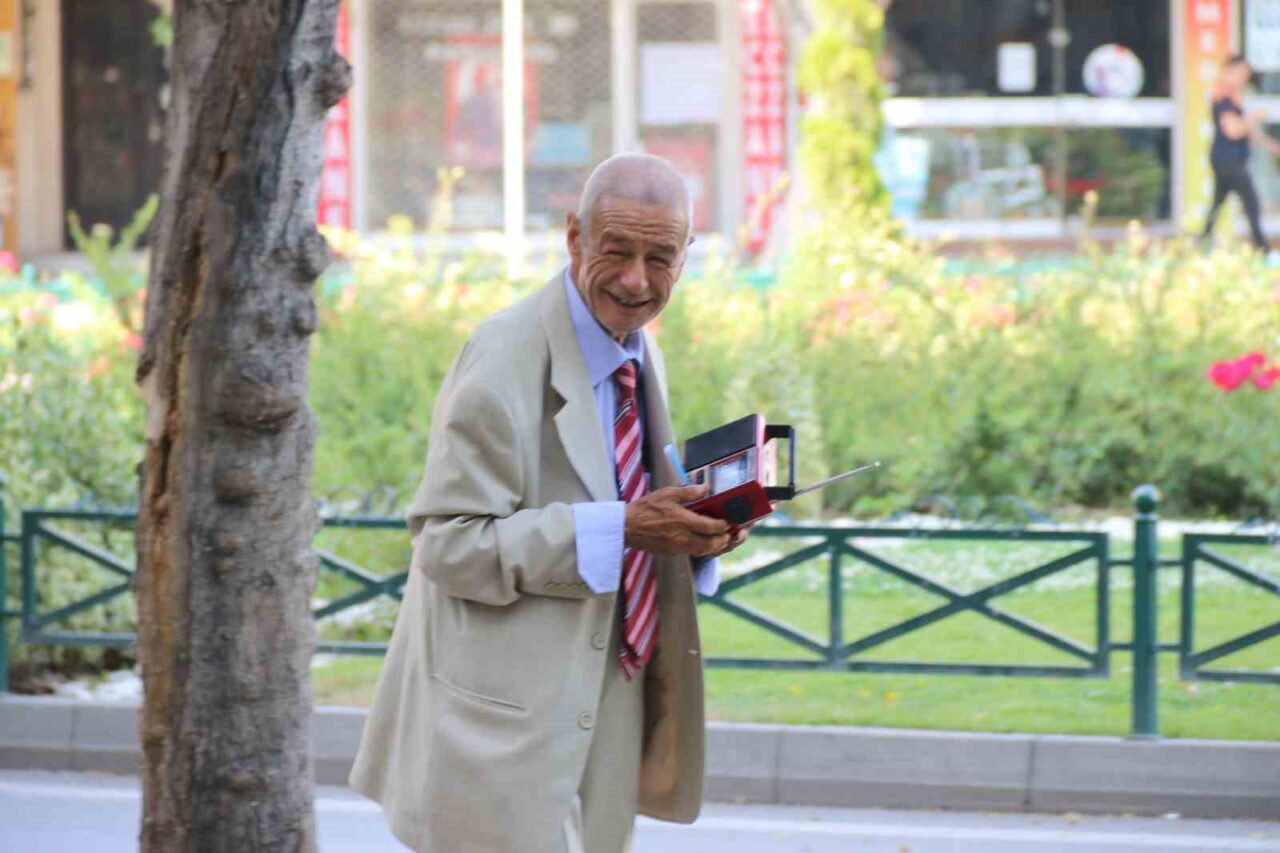 Eskişehir’de pazarda hamallık yapan Ali Ilgın, işten çıktıktan sonra takım