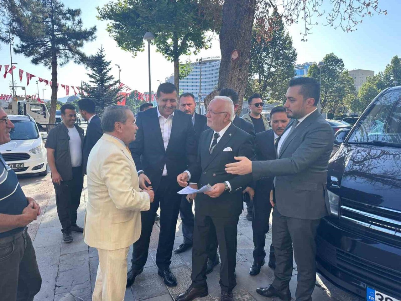 AK Parti Genel Başkanvekili Mustafa Elitaş; Kayseri Valisi Gökmen Çiçek’i