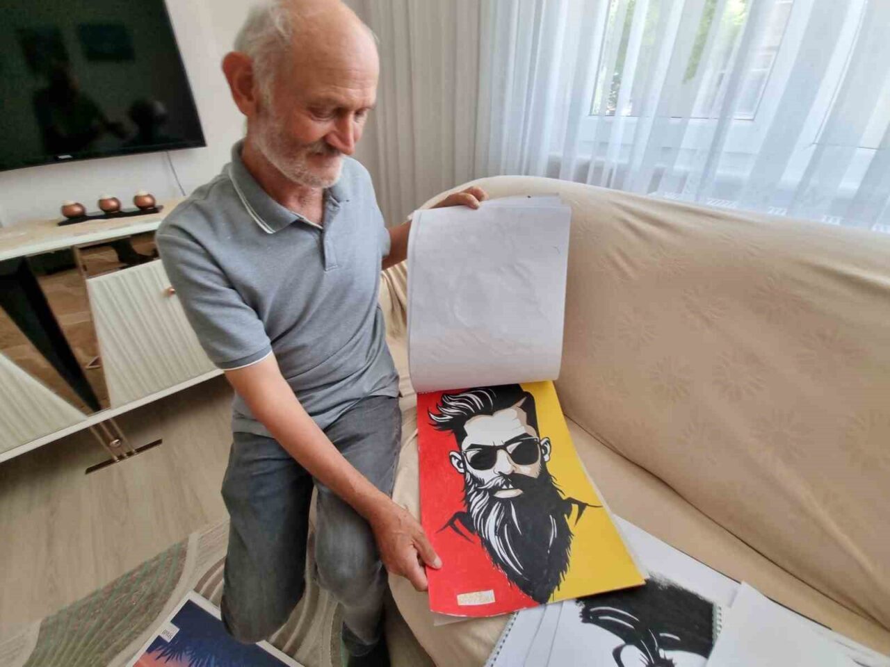 Yozgat’ın Boğazlıyan ilçesinde yaşayan Gürsel Ertürk, yaptığı çizimlerle ve kendine