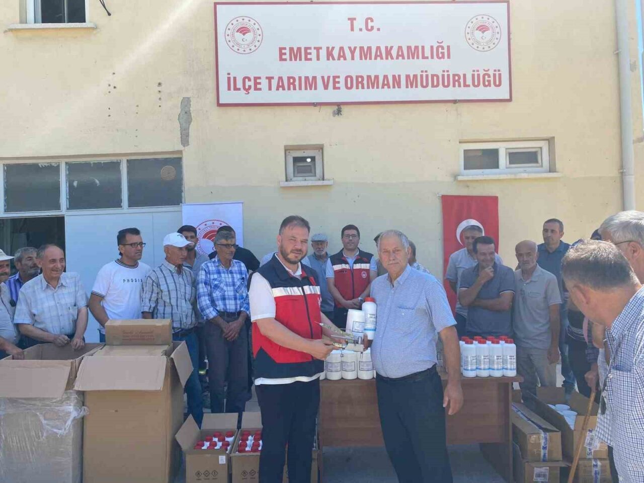 Kütahya’nın Emet ilçesinde bal arılarında varroa hastalığı ile mücadele çerçevesinde