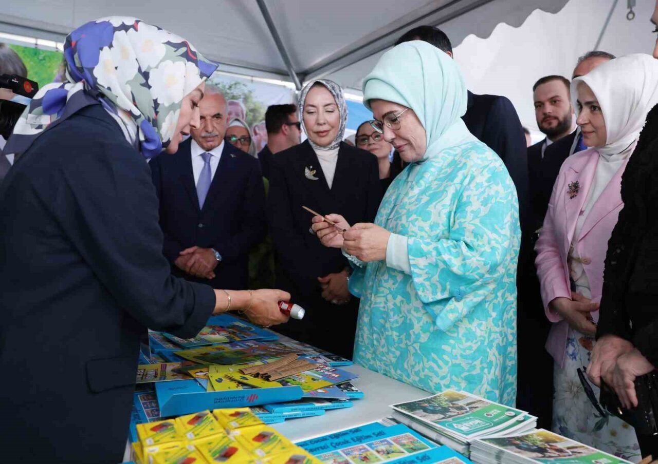 Emine Erdoğan, Ümraniye Çevre Şenliği’nde çocuklarla birlikte atölyelere katılarak çevre