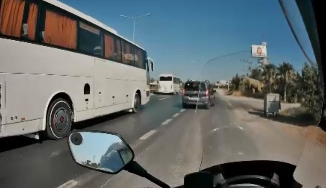 Antalya’nın Manavgat ilçesinde motosikletin hafif ticari araca çarpmasıyla başlayan kazalar