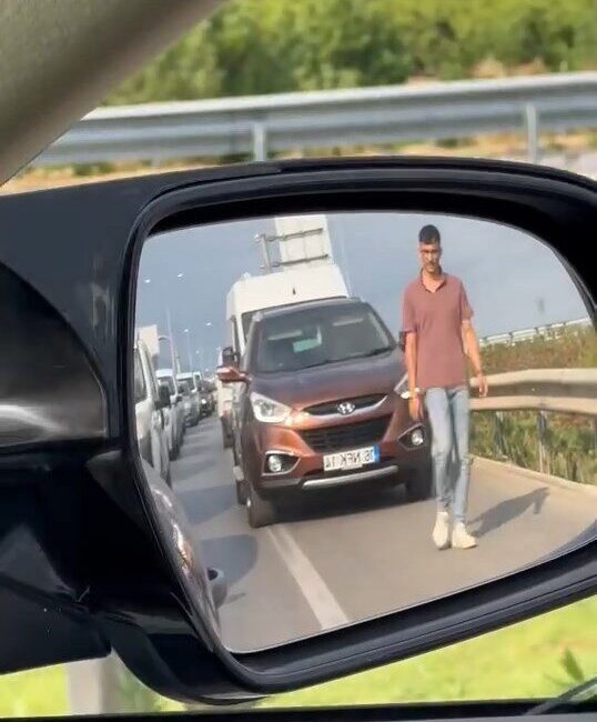 Bursa’da emniyet şeridini ihlal eden otomobillere ders vermek isteyen bir