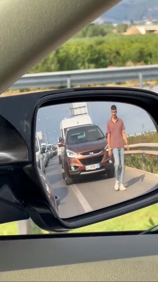 Bursa’da emniyet şeridini ihlal eden otomobillere ders vermek isteyen bir