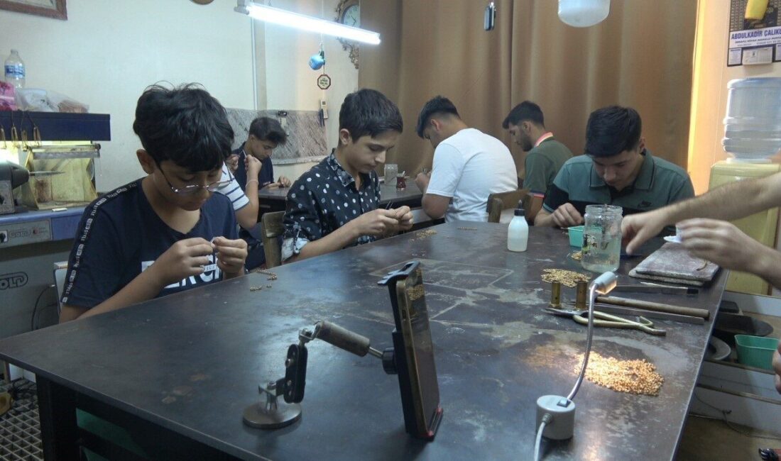 Kilis’te yeni çıraklar, ustalarının yanında altın işlemeyi öğrenerek hayata sağlam