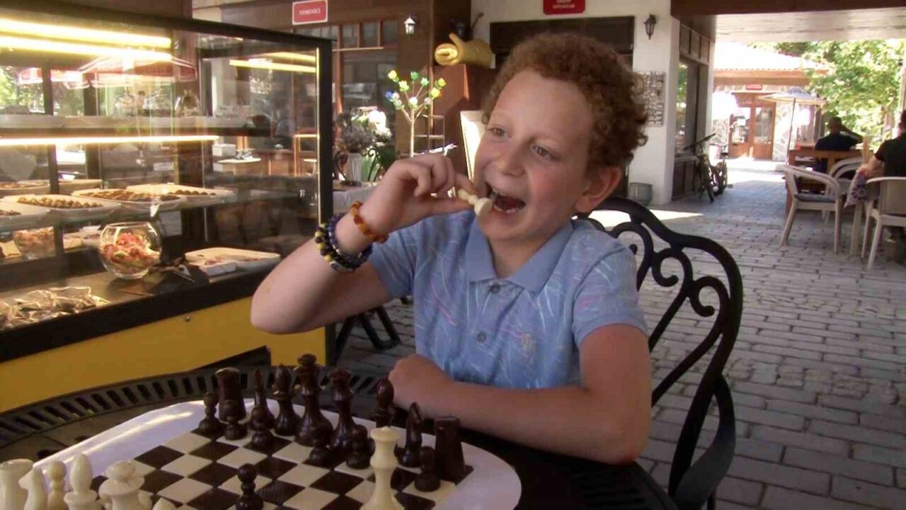 Sivas’ta bir annenin ürettiği satranç taşı şeklindeki çikolatalar, oynayanları tatlı