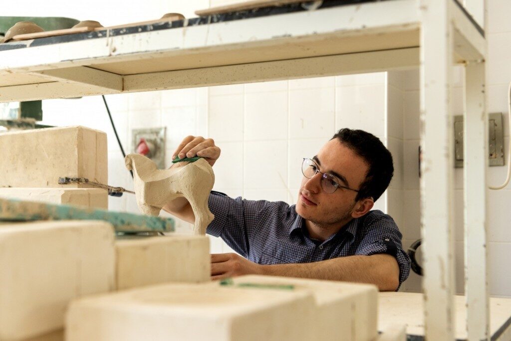 Anadolu Üniversitesi bünyesinde kurulan Engelliler Entegre Yüksekokulu, engelli gençlerin mesleki