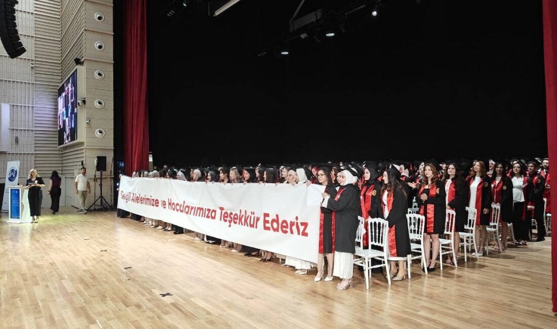 Erciyes Üniversitesi (ERÜ) Tıp Fakültesi, 51. dönem mezunlarını verdi. Program