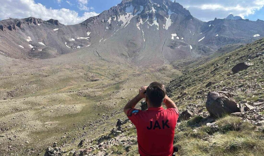 Kayseri’de Erciyes Dağı’nda zirve yürüyüşü yapan bir kişi, buzul bölgesinde