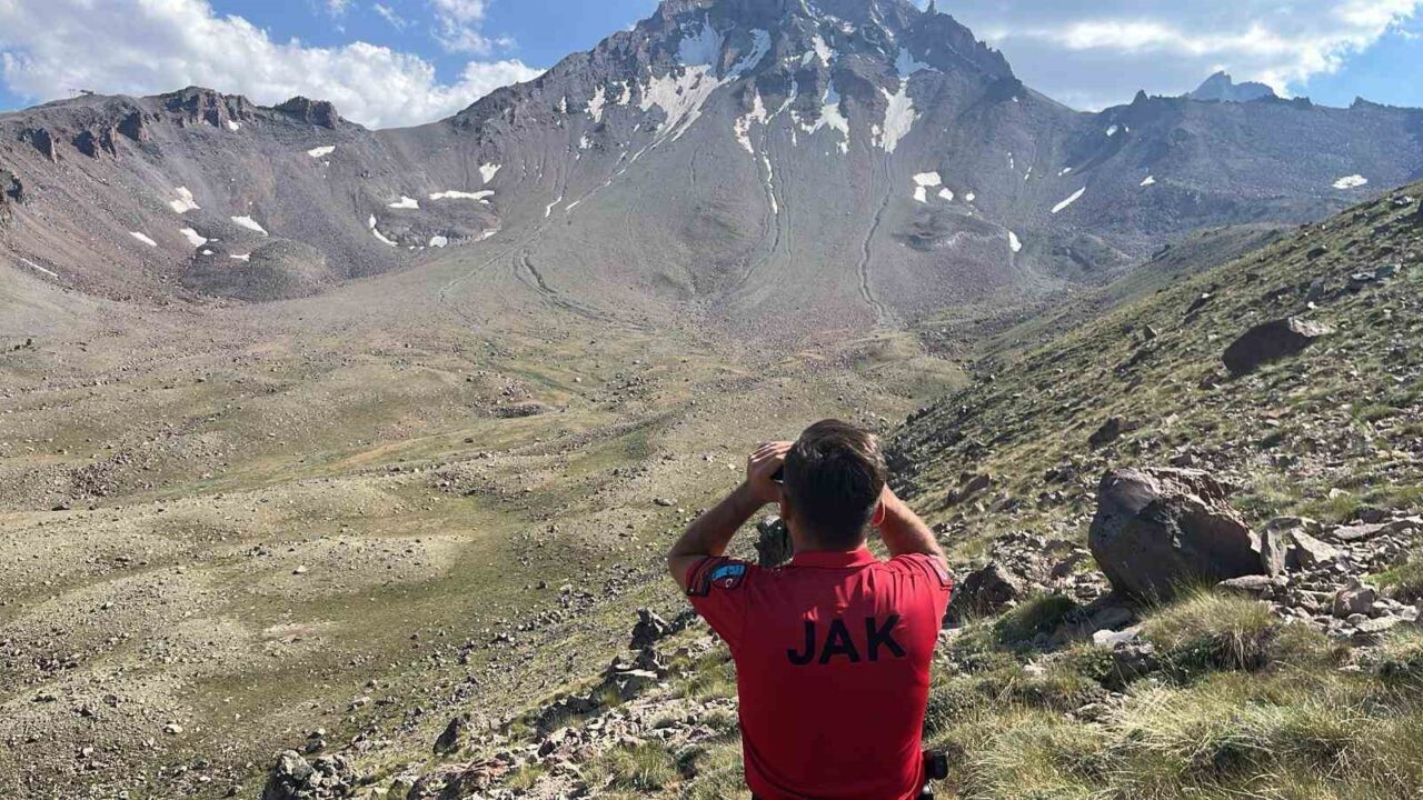 Kayseri’de Erciyes Dağı’nda zirve yürüyüşü yapan bir kişi, buzul bölgesinde
