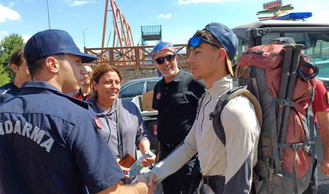 Ailesi ile birlikte kamp için çıktığı Erciyes’te yürüyüş yapan ve