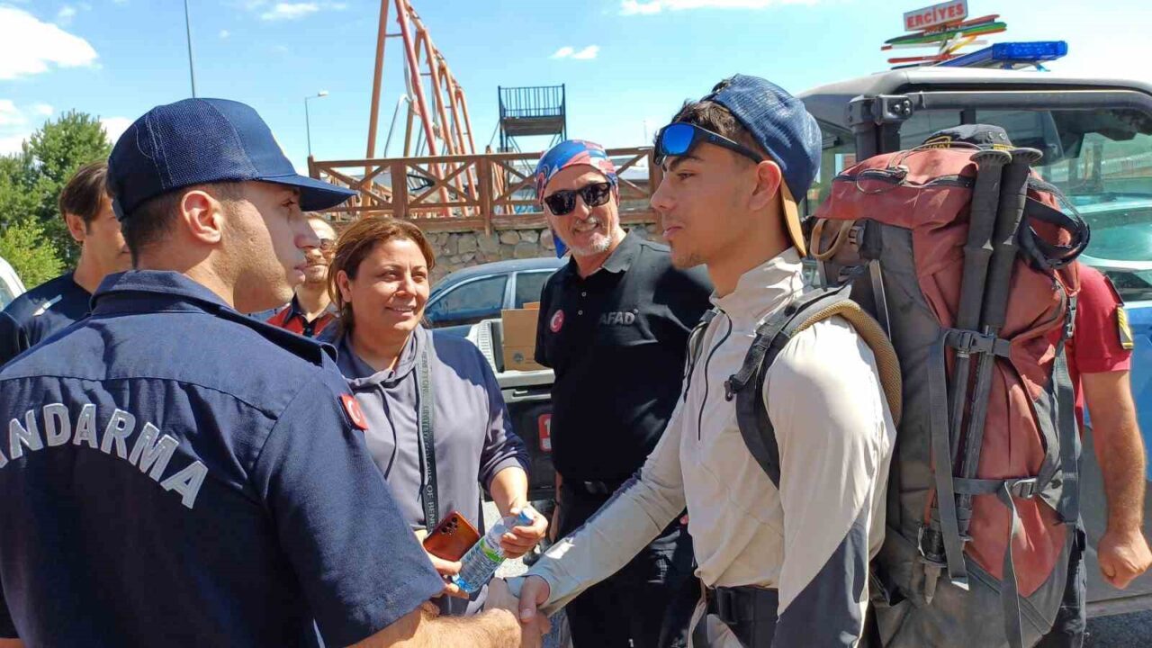Ailesi ile birlikte kamp için çıktığı Erciyes’te yürüyüş yapan ve