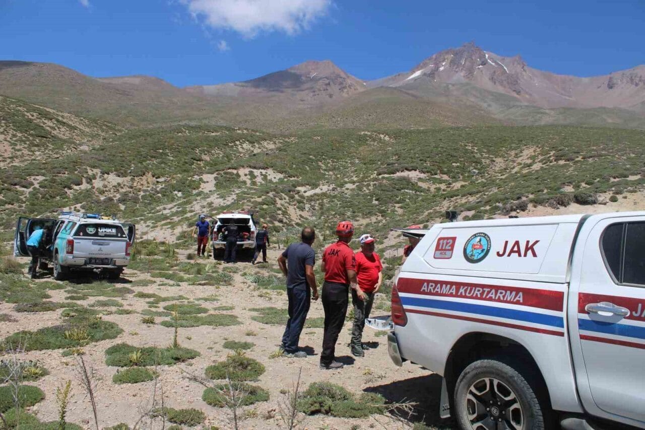 Kayseri’de Erciyes Dağı’nda yürüyüş yaparken üzerlerine kaya düşmesi sonucu yaralanarak