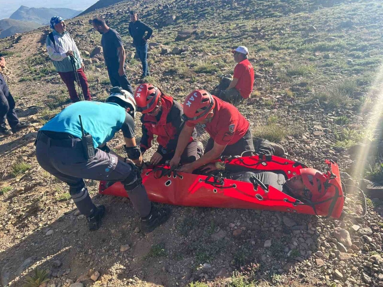 Kayseri’de Erciyes Dağı’nda yürüyüş yaparken üzerlerine kaya düşmesi sonucu yaralanarak