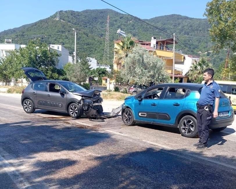 Balıkesir’in Erdek ilçesi Ocaklar Mahallesi’nde iki otomobilin kafa kafaya çarpışması