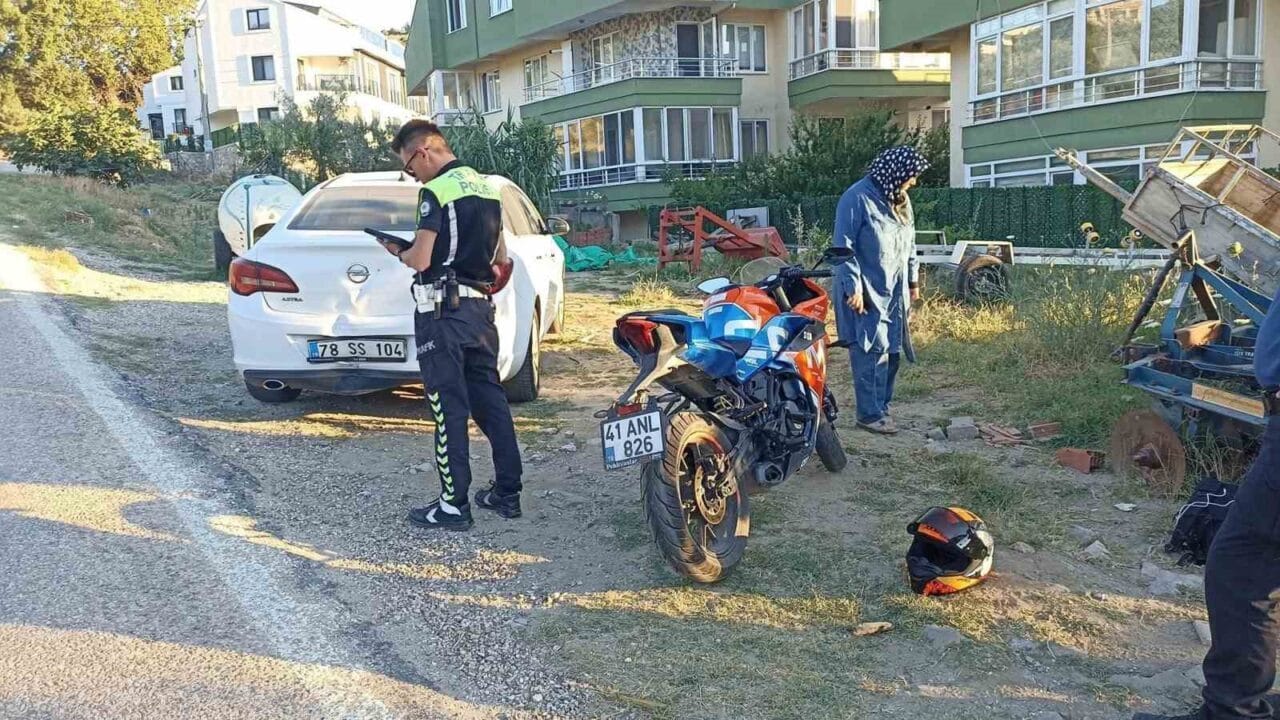 Balıkesir’in Erdek ilçesinde meydana gelen kazada, otomobile arkadan çarpan motosiklet