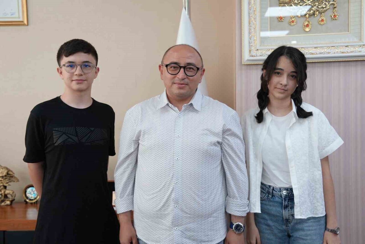 Mersin’de Erdemli Belediyesi Kurs Merkezi’nden iki öğrenci Liselere Geçiş Sistemi