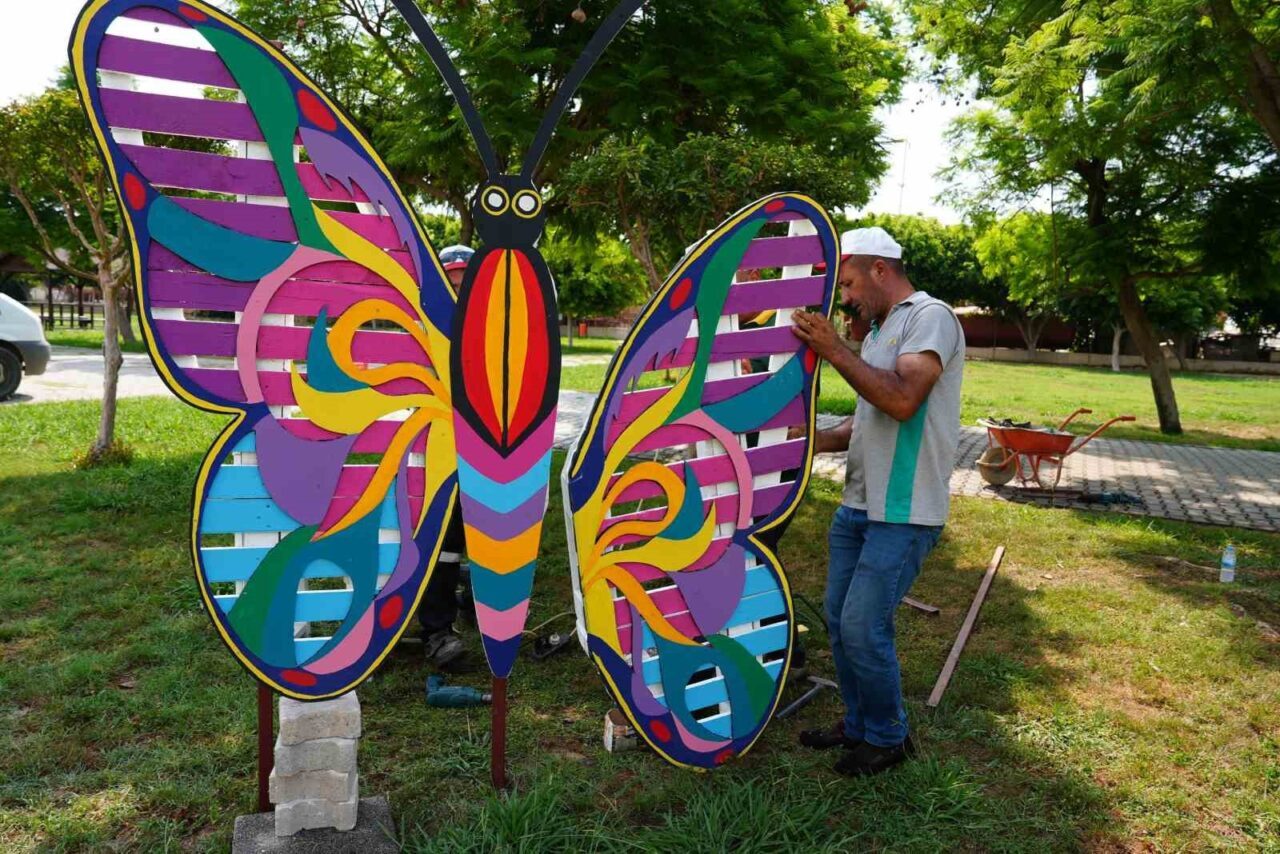 Mersin’in Erdemli ilçesinde belediye ekipleri, kullanılmayan ve atıl durumdaki malzemeleri