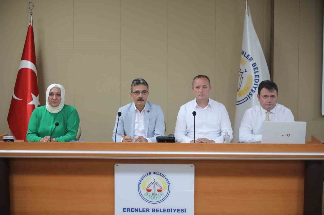 Temmuz Ayı Olağan Meclis Toplantısında konuşan Erenler Belediye Başkanı Şenol