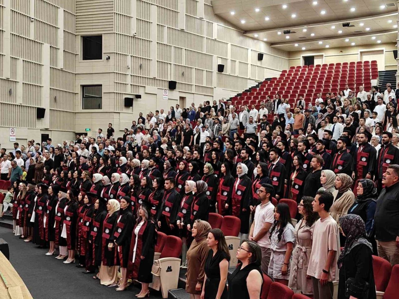 Erciyes Üniversitesi (ERÜ) Eczacılık Fakültesi, 16. dönem mezunlarını verdi. Program