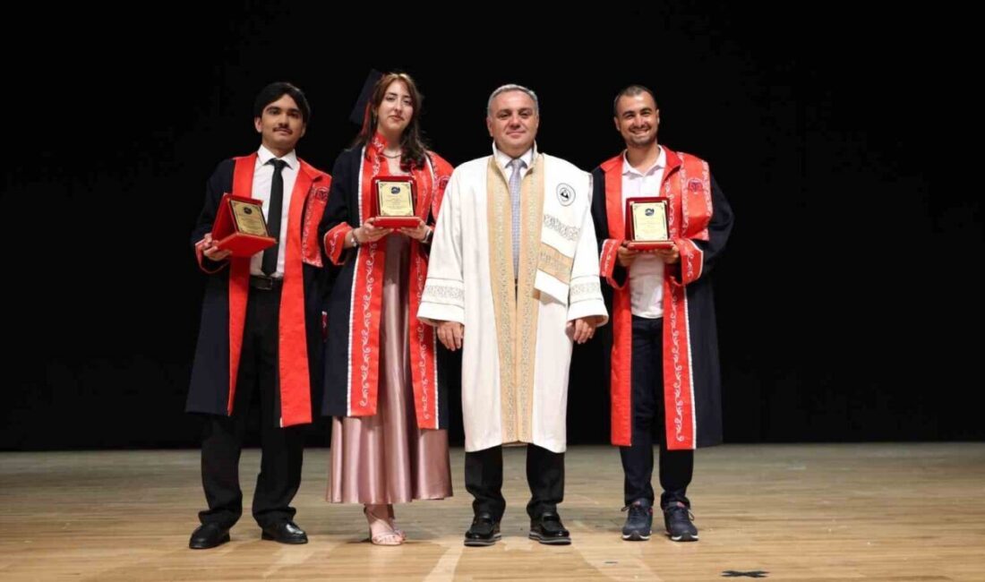 Erciyes Üniversitesi (ERÜ) Edebiyat Fakültesi 38. Dönem mezunlarını verdi. Mezuniyet