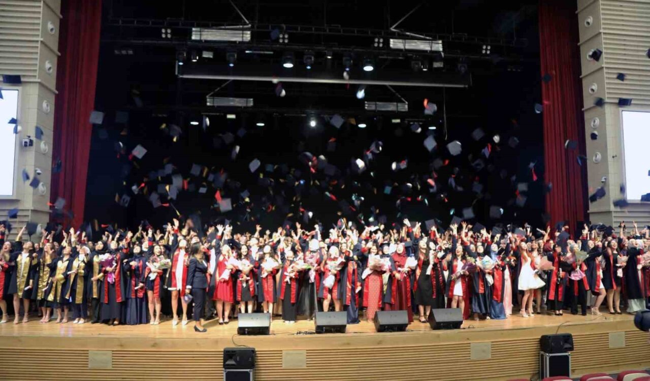 Erciyes Üniversitesi (ERÜ) Veterinerlik Fakültesi 26. Dönem mezunlarını verdi. Mezuniyet