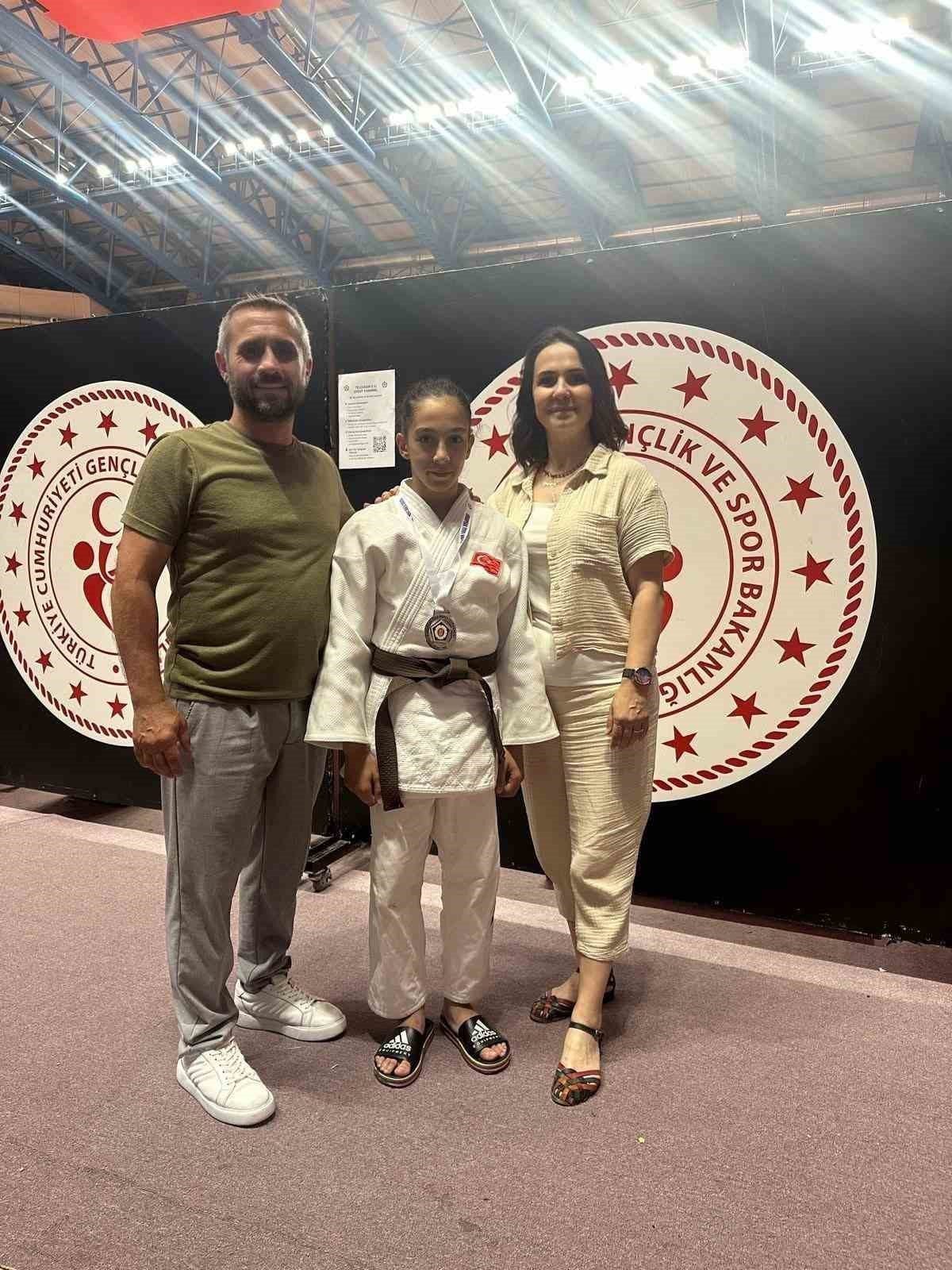 Düzceli Erva Eren Yıldızlar Avrupa Kupası’nda gümüş madalyanın sahibi oldu.