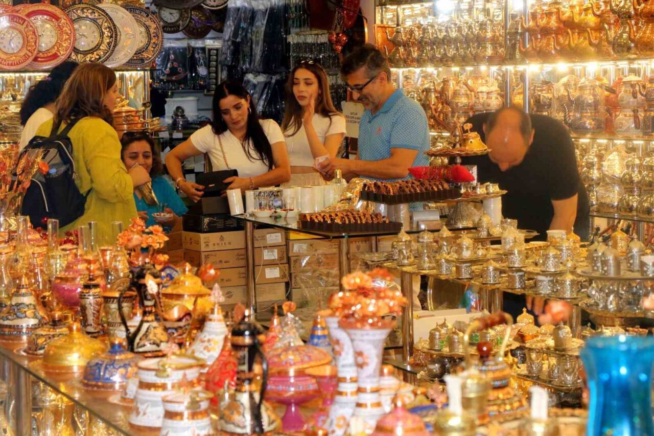 Erzincan Bakırcılar Çarşısı, yıllardır yankılanan bakır ustalarının çekiç sesleriyle anılırken,