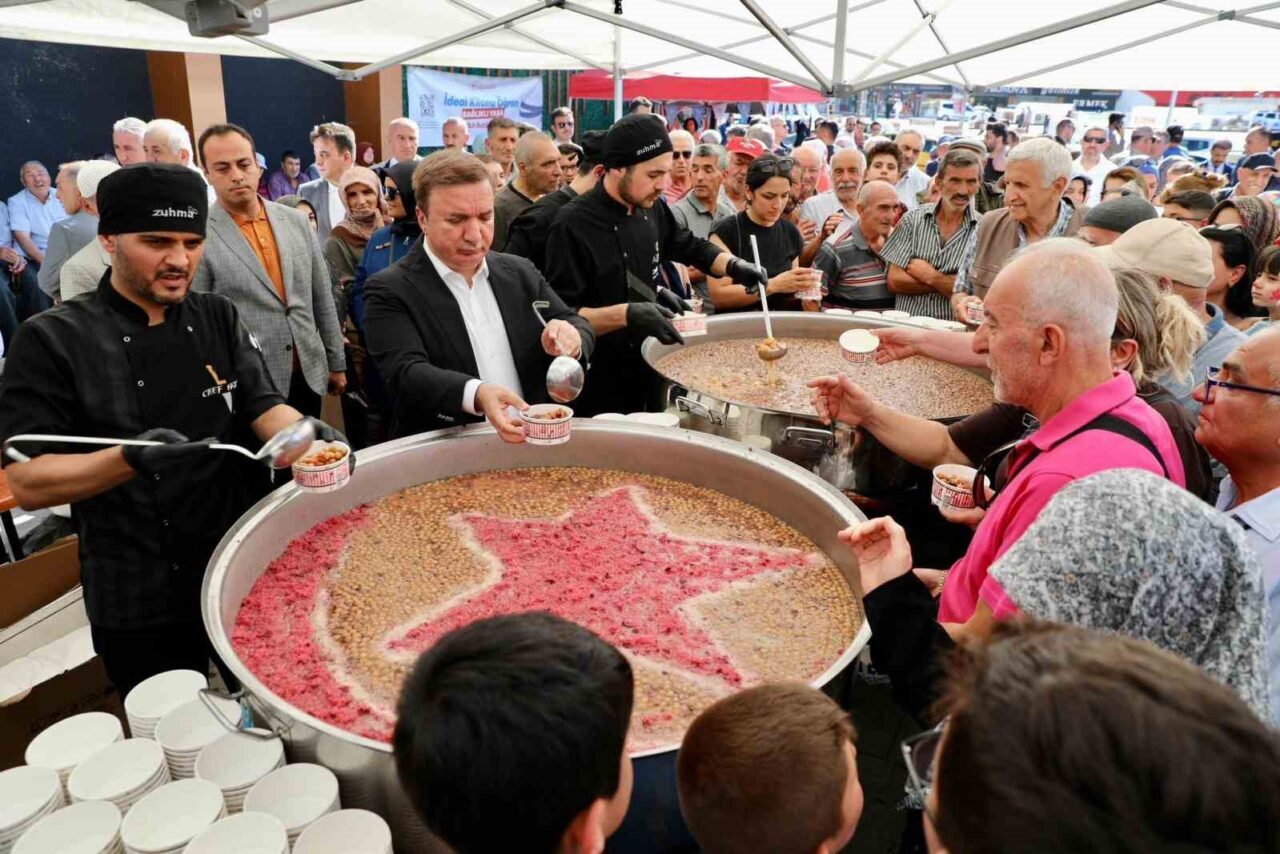 Muharrem ayının sona ermesi dolayısıyla Erzincan Valiliği tarafından Cumhuriyet Meydanı’nda