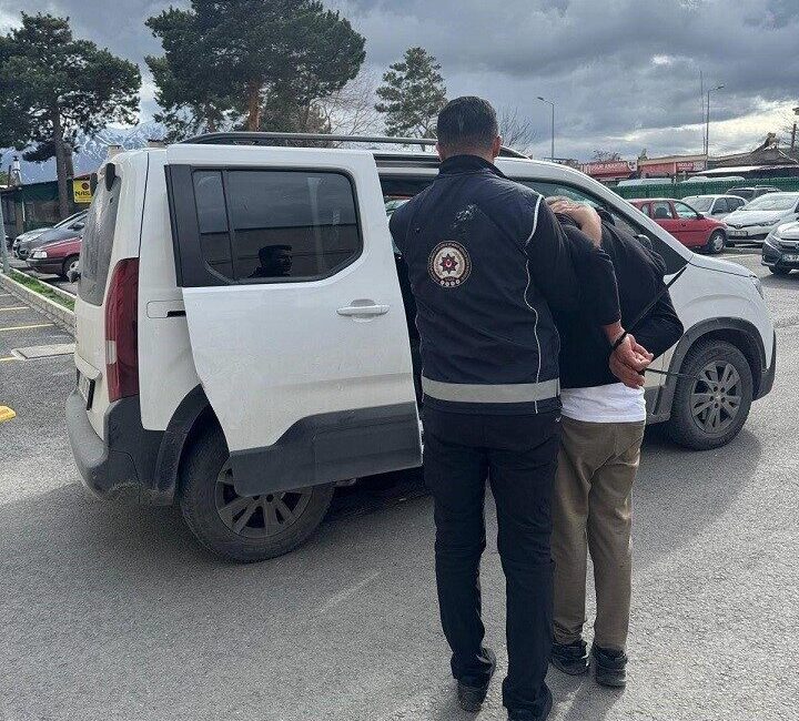 Erzincan polisi, araması bulunan şahıslara yönelik yaptığı operasyonlarda 34 yıl