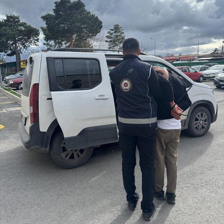 Erzincan polisi, araması bulunan şahıslara yönelik yaptığı operasyonlarda 34 yıl