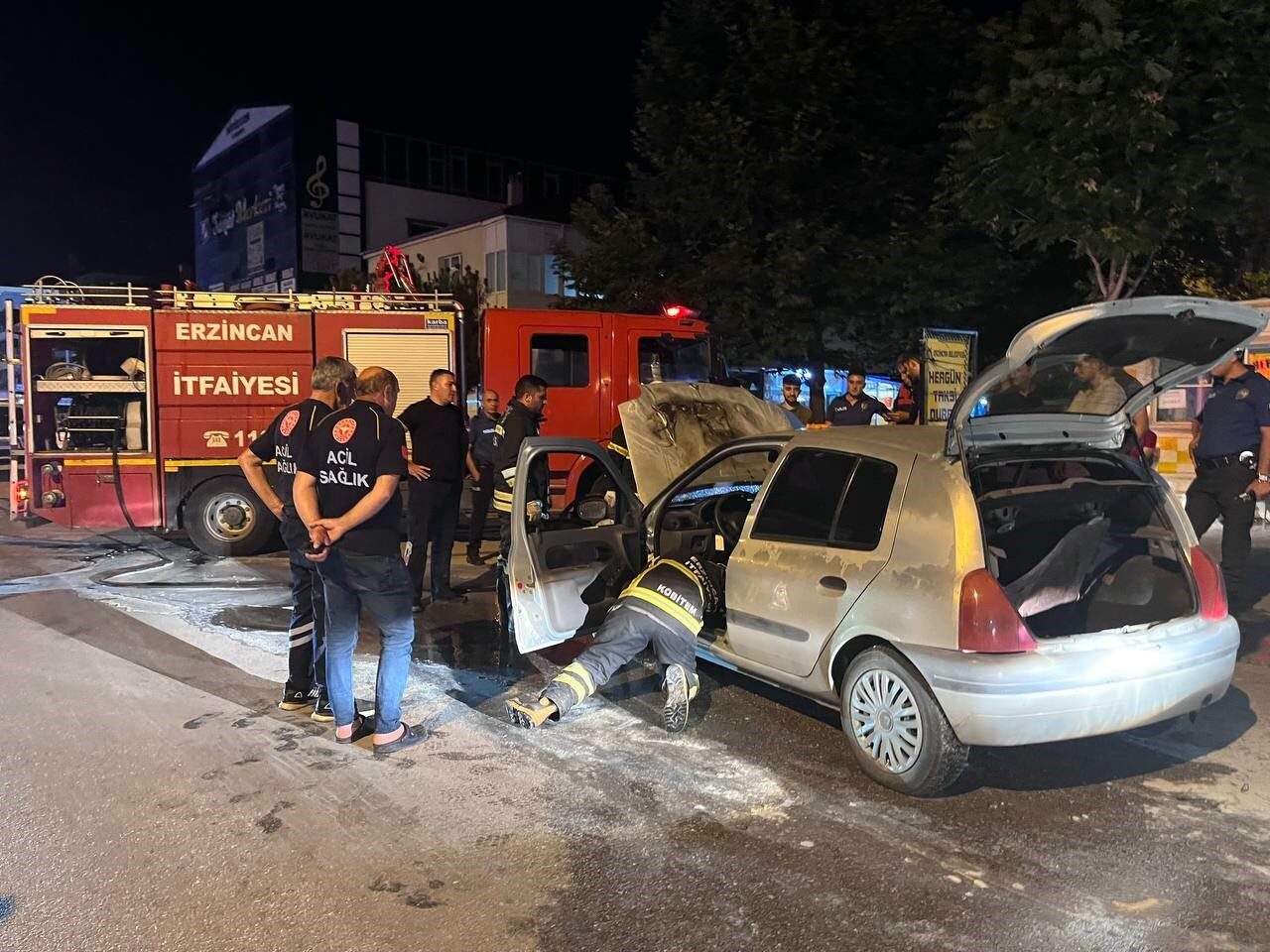 Erzincan’da gece saatlerinde park halindeki bir otomobilde çıkan yangın paniğe
